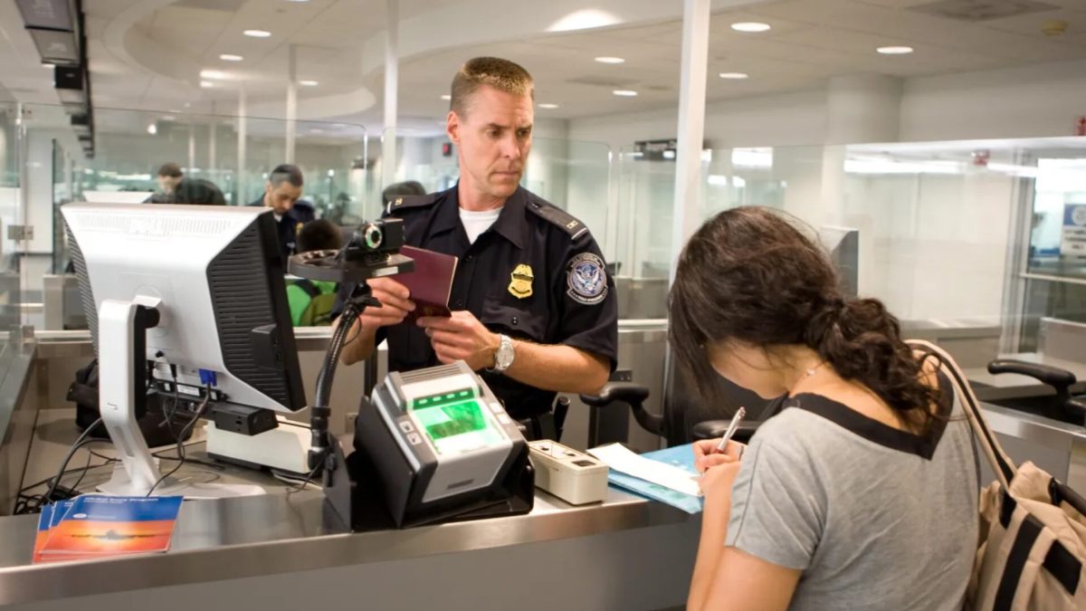 Contrôle de douane aux États-Unis. // Source : DHS Photo by James Tourtellotte