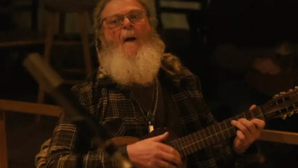 Gustavo Santaolalla dans l'épisode 1 de la saison 2 de The Last of Us. // Source : HBO Max