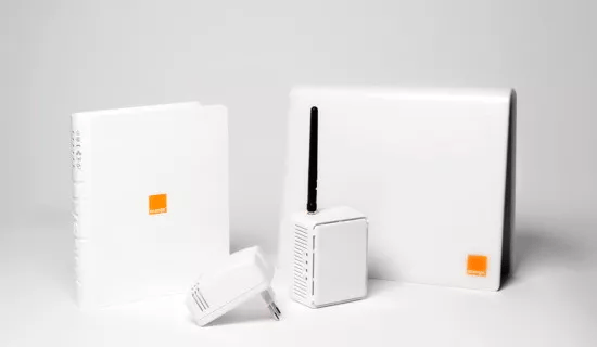 La Livebox Mini à côté d'une Livebox classique, en 2008.