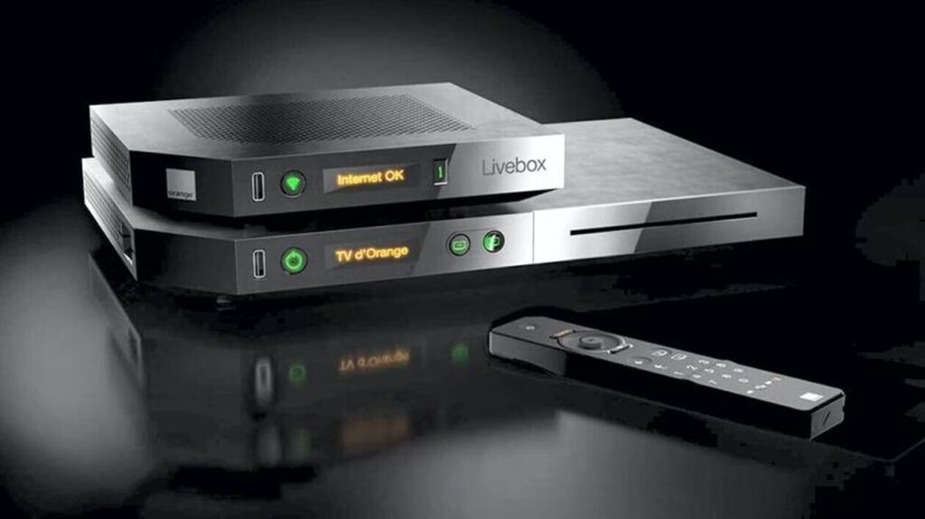 La Livebox Play, première Livebox noire, avec un lecteur Blu-Ray pour répondre à la Freebox Révolution.