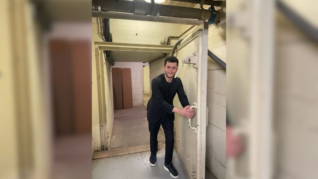 Paul Hatte a déjà visité le bunker sous l'Hôtel de Ville, « devenu inexploitable et qui était capable d'accueillir des centaines d'agents » // Source : Paul Hatte via X Paul Hatte a déjà visité le bunker sous l'Hôtel de Ville, « devenu inexploitable et qui était capable d'accueillir des centaines d'agents » // Source : Paul Hatte via X