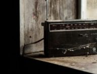 Les Espagnols et les Portugais ont dépoussiéré leur radio pour recevoir les informations // Source : Alberto Bobbera via Unsplash