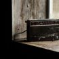 Les Espagnols et les Portugais ont dépoussiéré leur radio pour recevoir les informations // Source : Alberto Bobbera via Unsplash Les Espagnols et les Portugais ont dépoussiéré leur radio pour recevoir les informations // Source : Alberto Bobbera via Unsplash