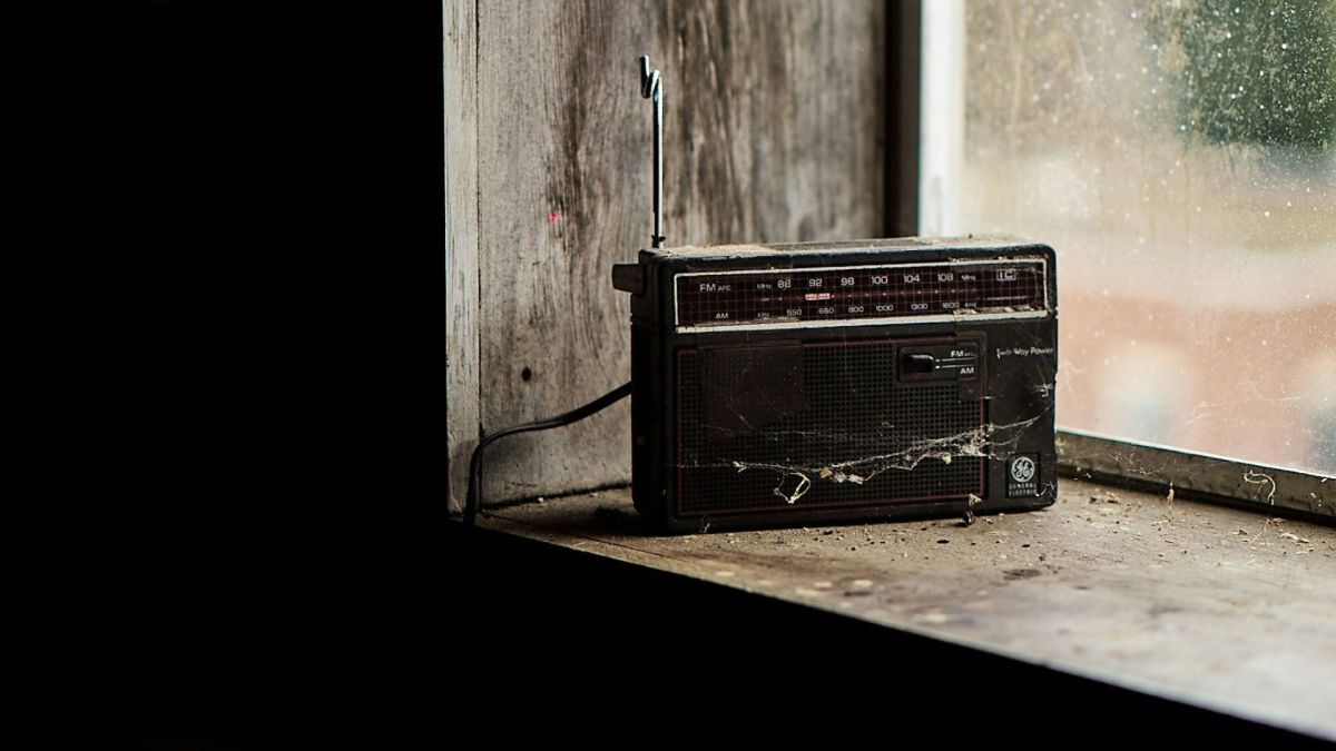 Les Espagnols et les Portugais ont dépoussiéré leur radio pour recevoir les informations // Source : Alberto Bobbera via Unsplash Les Espagnols et les Portugais ont dépoussiéré leur radio pour recevoir les informations // Source : Alberto Bobbera via Unsplash