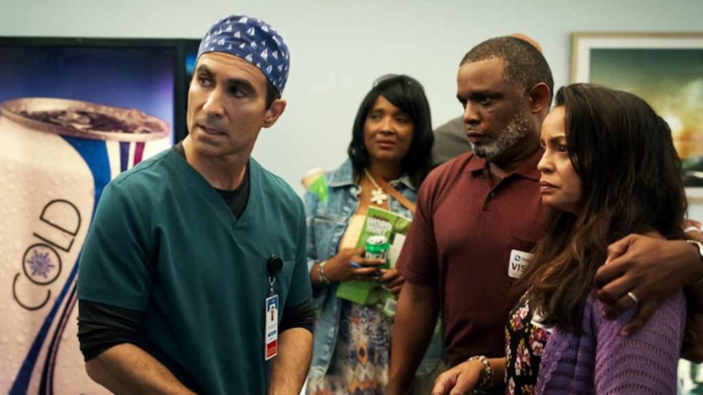 Néstor Carbonell (à gauche) dans Pulse // Source : Netflix Néstor Carbonell (à gauche) dans Pulse // Source : Netflix