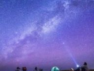 Campeurs observant les étoiles. // Source : Envato Campeurs observant les étoiles. // Source : Envato