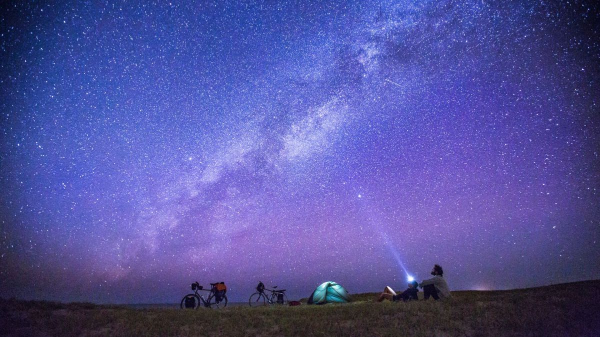 Campeurs observant les étoiles. // Source : Envato Campeurs observant les étoiles. // Source : Envato