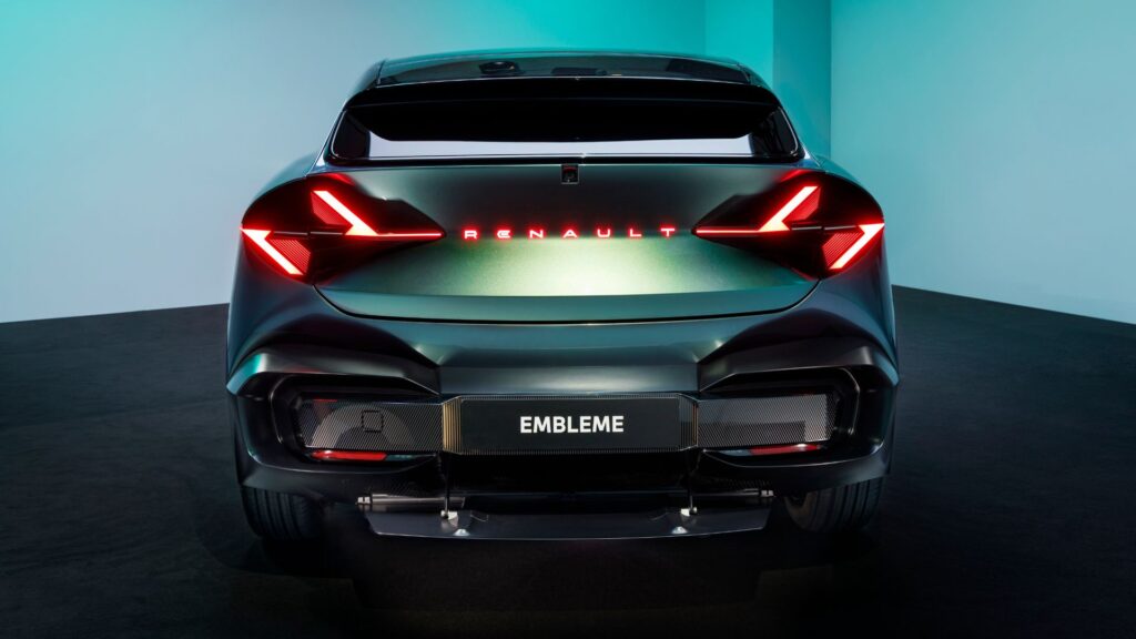 La poupe du Renault Emblème cache un diffuseur rétractable // Source : Renault La poupe du Renault Emblème cache un diffuseur rétractable // Source : Renault