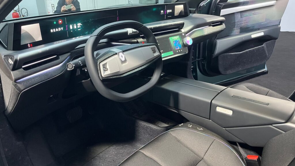 La planche de bord du Renault Emblème est faite en lin, tandis que la console centrale en fibre d'ananas imite le cuir // Source : Robin San Vicente pour Numerama La planche de bord du Renault Emblème est faite en lin, tandis que la console centrale en fibre d'ananas imite le cuir // Source : Robin San Vicente pour Numerama