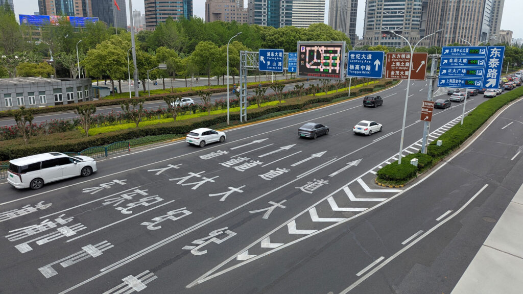 Cirtculation dans le centre de Shanghai où les électriques dominent // Source : Raphaelle Baut pour Numerama Cirtculation dans le centre de Shanghai où les électriques dominent // Source : Raphaelle Baut pour Numerama