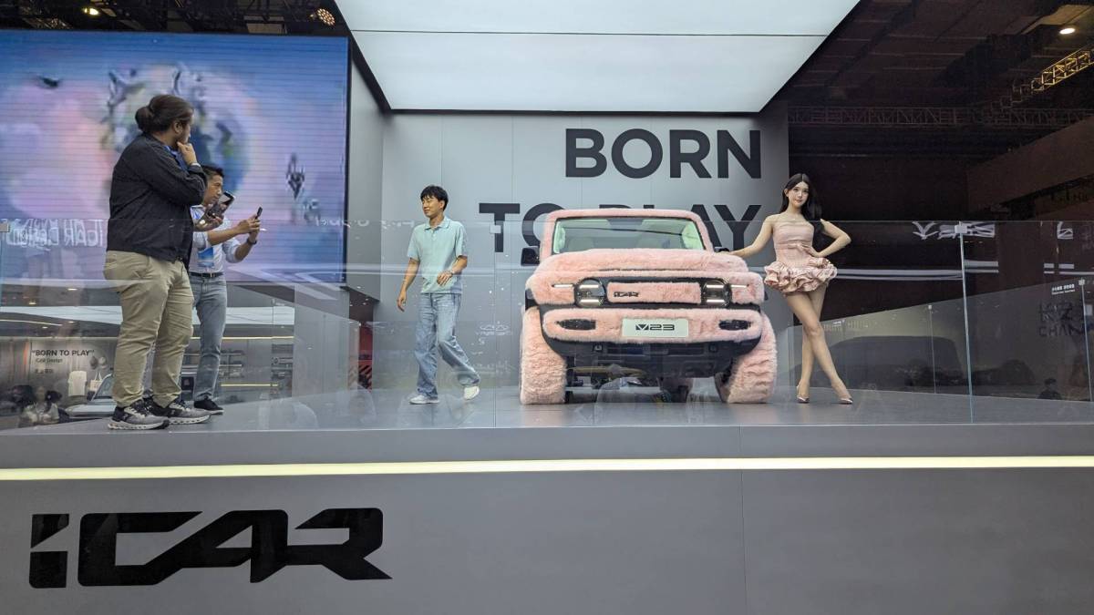 icar en fourrure rose au salon de Shanghai 2025 // Source : Raphaelle Baut pour Numerama 