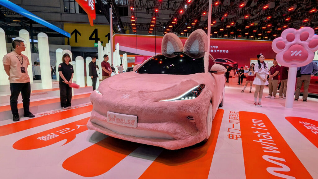 IM LS6 en fourrure rose au salon de Shanghai 2025 // Source : Raphaelle Baut pour Numerama IM LS6 en fourrure rose au salon de Shanghai 2025 // Source : Raphaelle Baut pour Numerama