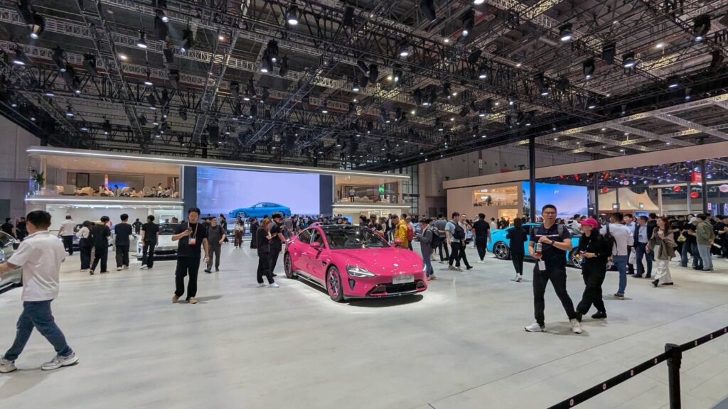 Xiaomi SU7 au salon de Shanghai 2025 // Source : Raphaelle Baut pour Numerama Xiaomi SU7 au salon de Shanghai 2025 // Source : Raphaelle Baut pour Numerama