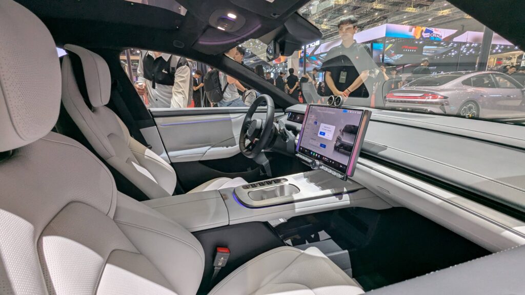 Intérieur de la Xiaomi SU7 (salon de Shanghai 2025) // Source : Raphaelle Baut pour Numerama Intérieur de la Xiaomi SU7 (salon de Shanghai 2025) // Source : Raphaelle Baut pour Numerama