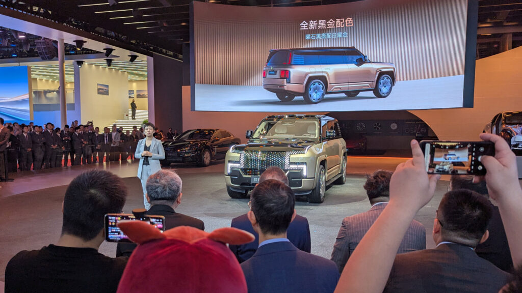 La patronne de Yangwang présente le nouveau U8L au salon de Shanghai 2025 // Source : Raphaelle Baut pour Numerama La patronne de Yangwang présente le nouveau U8L au salon de Shanghai 2025 // Source : Raphaelle Baut pour Numerama
