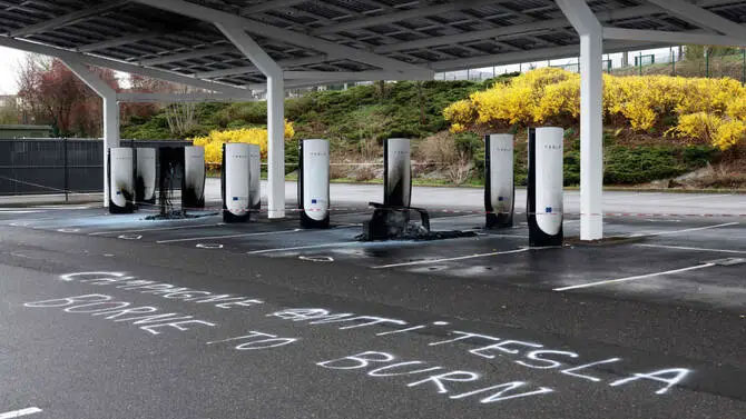 Incendie du superchargeur Tesla à Saint Chamond // Source : Le progrès Incendie du superchargeur Tesla à Saint Chamond // Source : Le progrès