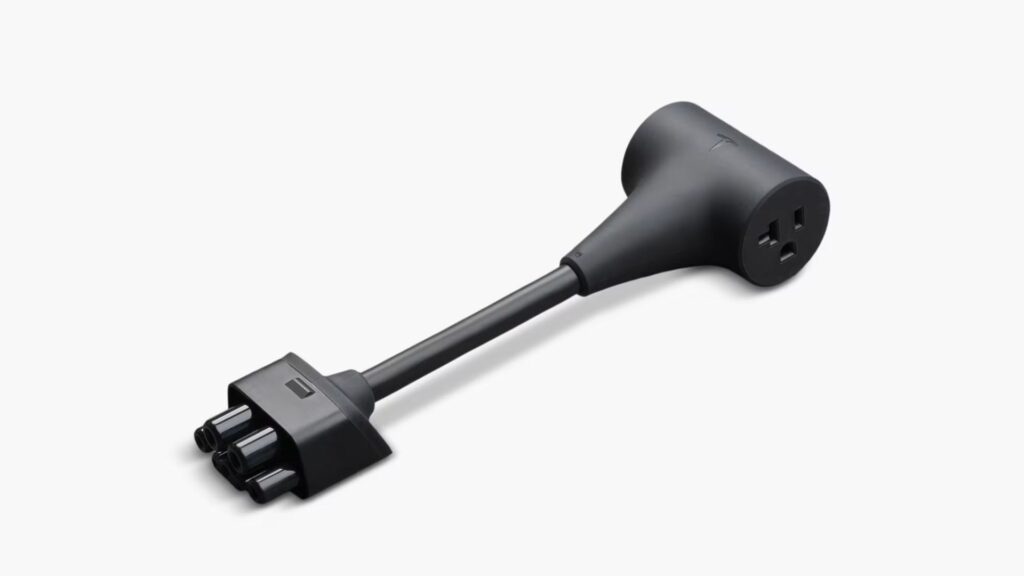 L'adaptateur de prise spécifique pour le Connecteur mobile Tesla // Source : Tesla L'adaptateur de prise spécifique pour le Connecteur mobile Tesla // Source : Tesla