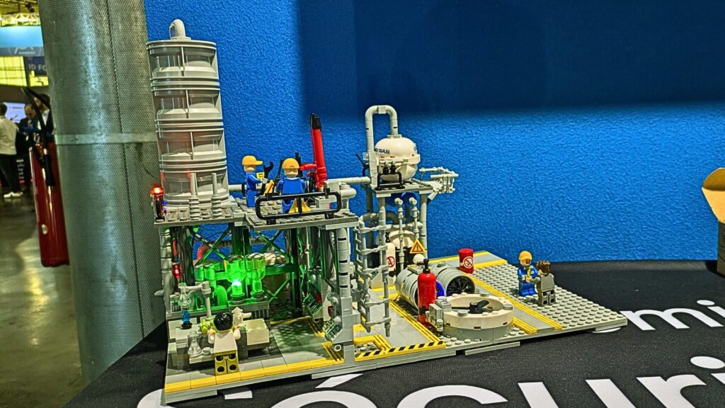 Les voyants lumineux sur la maquette s'éteigne que la cyberattaque est lancée. // Source : Numerama Les voyants lumineux sur la maquette s'éteigne que la cyberattaque est lancée. // Source : Numerama