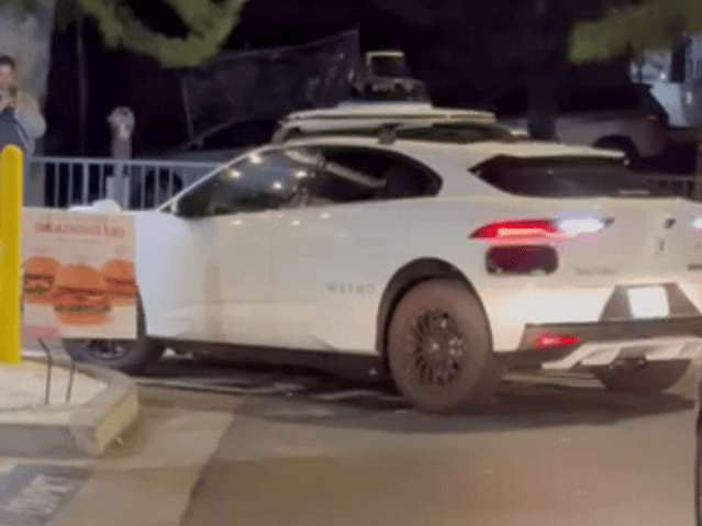 Ce Waymo s'est coincé tout seul dans un drive // Source : Chris Kellogg via KTLA Ce Waymo s'est coincé tout seul dans un drive // Source : Chris Kellogg via KTLA