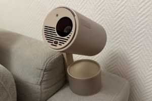 Le Xgimi MoGo 3 Pro sur un canapé. // Source : Numerama Le Xgimi MoGo 3 Pro sur un canapé. // Source : Numerama