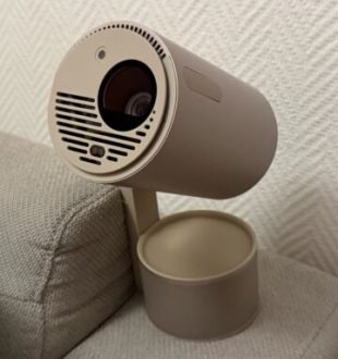 Le Xgimi MoGo 3 Pro sur un canapé. // Source : Numerama Le Xgimi MoGo 3 Pro sur un canapé. // Source : Numerama