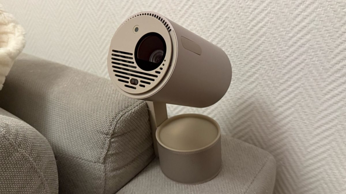 Le Xgimi MoGo 3 Pro sur un canapé. // Source : Numerama Le Xgimi MoGo 3 Pro sur un canapé. // Source : Numerama