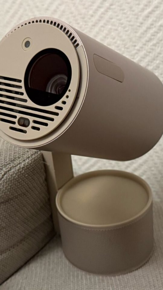 Le Xgimi MoGo 3 Pro sur un canapé. // Source : Numerama Le Xgimi MoGo 3 Pro sur un canapé. // Source : Numerama