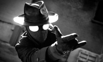 Spider-Noir, dans la toute première image de la série // Source : Aaron Epstein / Prime Video Spider-Noir, dans la toute première image de la série // Source : Aaron Epstein / Prime Video