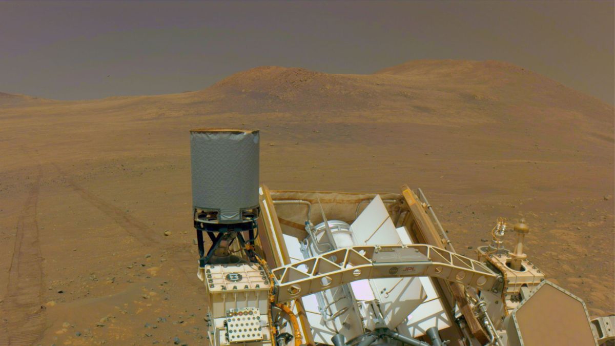 L'une des caméras de navigation de Perseverance a capturé les traces du rover provenant d'une zone appelée "Witch Hazel Hill", le 13 mai 2025 // Source : Nasa/JPL-Caltech L'une des caméras de navigation de Perseverance a capturé les traces du rover provenant d'une zone appelée "Witch Hazel Hill", le 13 mai 2025 // Source : Nasa/JPL-Caltech