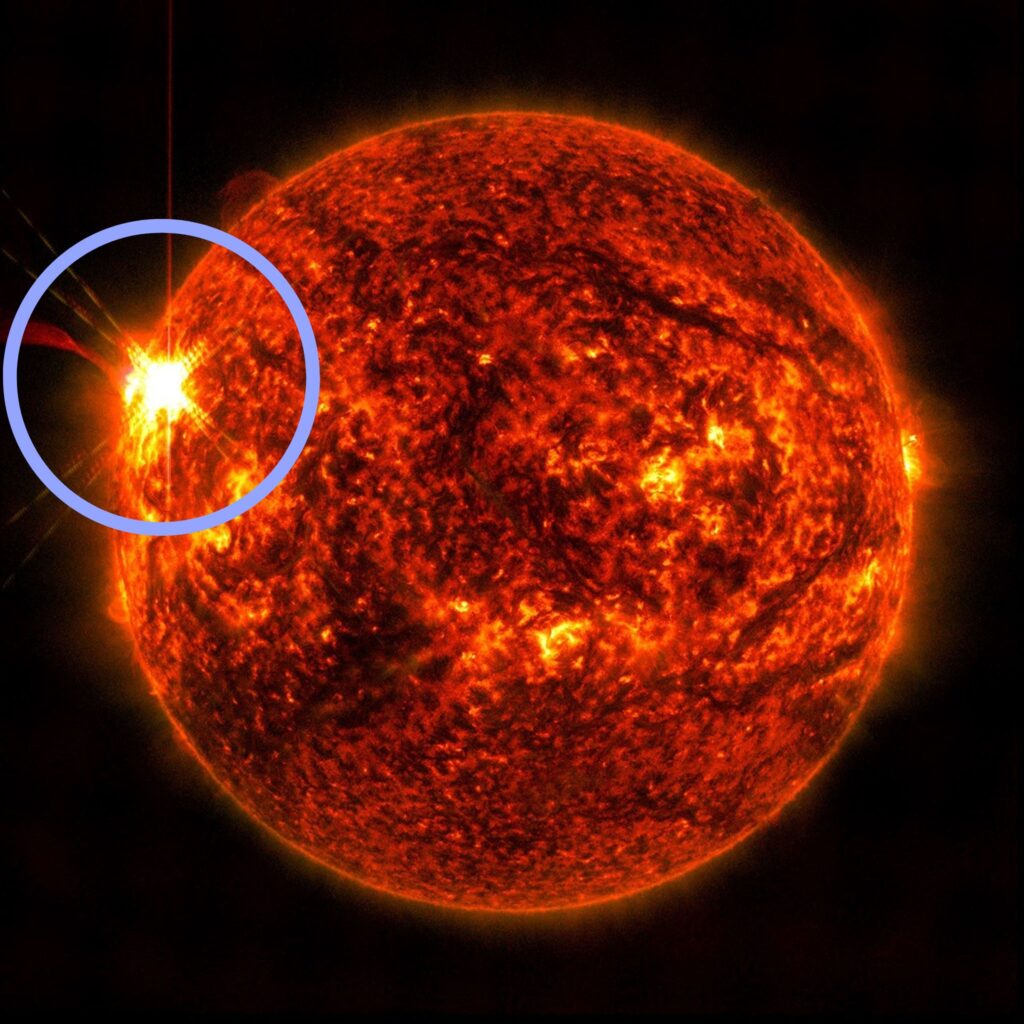 L'éruption solaire du 14 mai 2025. // Source : NASA/SDO (annotation Numerama) L'éruption solaire du 14 mai 2025. // Source : NASA/SDO (annotation Numerama)