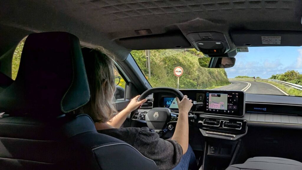 Au volant de la nouvelle Renault 4 // Source : JB Passieux - Frandroid Au volant de la nouvelle Renault 4 // Source : JB Passieux - Frandroid