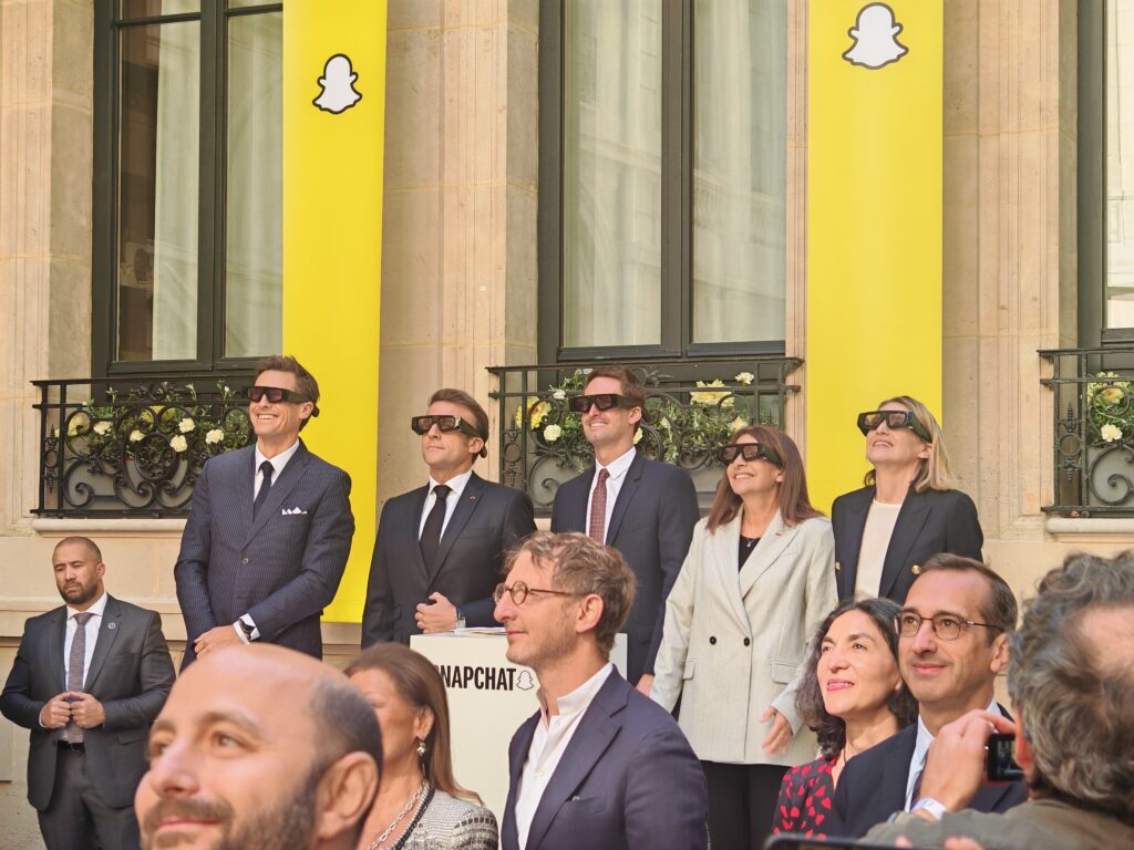 De gauche à droite : Grégory Gazagne, Emmanuel Macron, Evan Spiegel, Anne Hidalgo et Astrid Panosyan-Bouvet. Ils ont pu avoir une démonstration d'une expérience de réalité augmentée avec les lunettes Spectacles 5 // Source : Numerama De gauche à droite : Grégory Gazagne, Emmanuel Macron, Evan Spiegel, Anne Hidalgo et Astrid Panosyan-Bouvet. Ils ont pu avoir une démonstration d'une expérience de réalité augmentée avec les lunettes Spectacles 5 // Source : Numerama