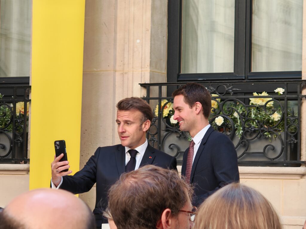 Emmanuel Macron se filmant avec Evan Spiegel // Source : Numerama Emmanuel Macron se filmant avec Evan Spiegel // Source : Numerama