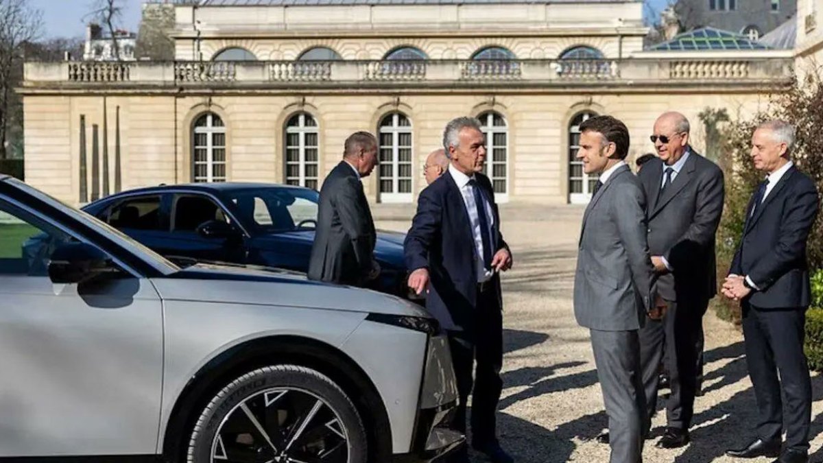 Présentation de la DS n°8 à Emmanuel Macron // Source : DS Présentation de la DS n°8 à Emmanuel Macron // Source : DS