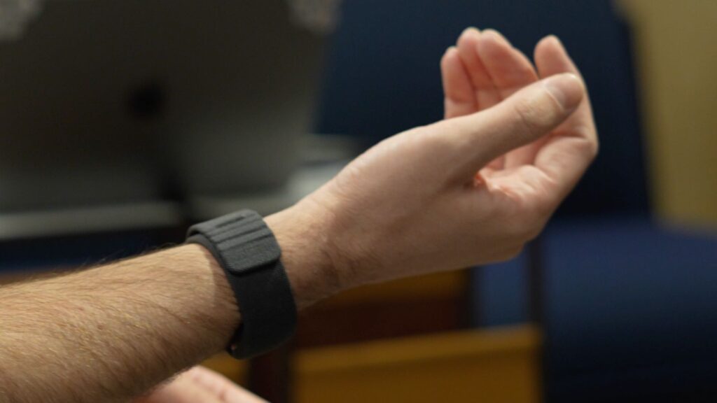 Le bracelet indispensable pour le prototype Meta Orion // Source : Alfred Tertrais, pour Numerama Le bracelet indispensable pour le prototype Meta Orion // Source : Alfred Tertrais, pour Numerama