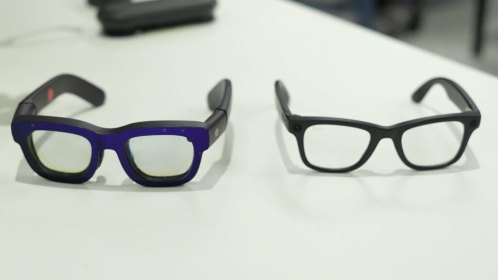 Les Meta Orion à gauche, les Meta Ray-Ban à droite. // Source : Alfred Tertrais, pour Numerama Les Meta Orion à gauche, les Meta Ray-Ban à droite. // Source : Alfred Tertrais, pour Numerama