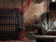 Capture du film « The Imitation Game » avec le logo de ChatGPT // Source : Montage Numerama Capture du film « The Imitation Game » avec le logo de ChatGPT // Source : Montage Numerama