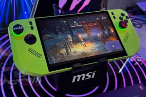 MSI Claw A8 en jaune. // Source : Numerama MSI Claw A8 en jaune. // Source : Numerama