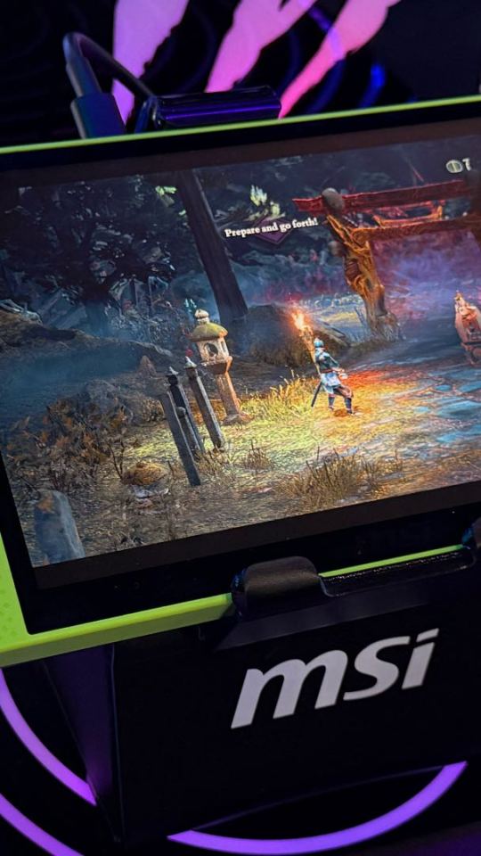 MSI Claw A8 en jaune. // Source : Numerama MSI Claw A8 en jaune. // Source : Numerama