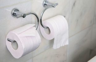 Dans quel sens mettre le papier toilette sur le dérouleur ? // Source : Canva Dans quel sens mettre le papier toilette sur le dérouleur ? // Source : Canva