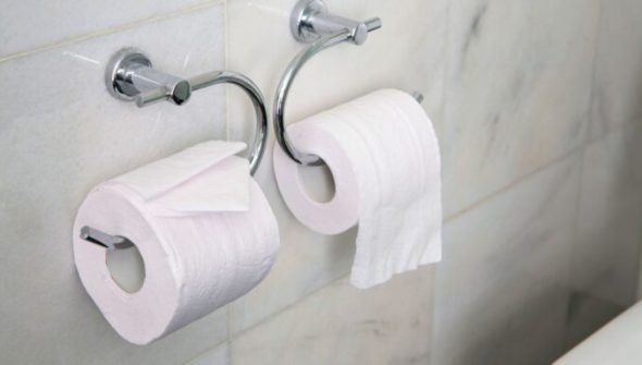 Dans quel sens mettre le papier toilette sur le dérouleur ? // Source : Canva Dans quel sens mettre le papier toilette sur le dérouleur ? // Source : Canva