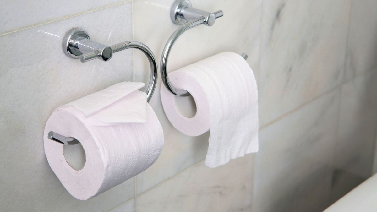 Dans quel sens mettre le papier toilette sur le dérouleur ? // Source : Canva Dans quel sens mettre le papier toilette sur le dérouleur ? // Source : Canva