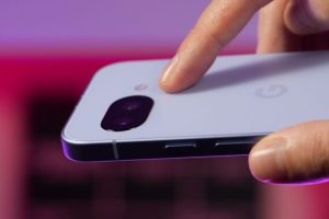 Le module caméra du Pixel 9a ne dépasse quasiment pas. Un exploit dans le monde du smartphone, parmi par un produit à peine plus épais que ses concurrents. // Source : Alfred Tertrais / Numerama Le module caméra du Pixel 9a ne dépasse quasiment pas. Un exploit dans le monde du smartphone, parmi par un produit à peine plus épais que ses concurrents. // Source : Alfred Tertrais / Numerama