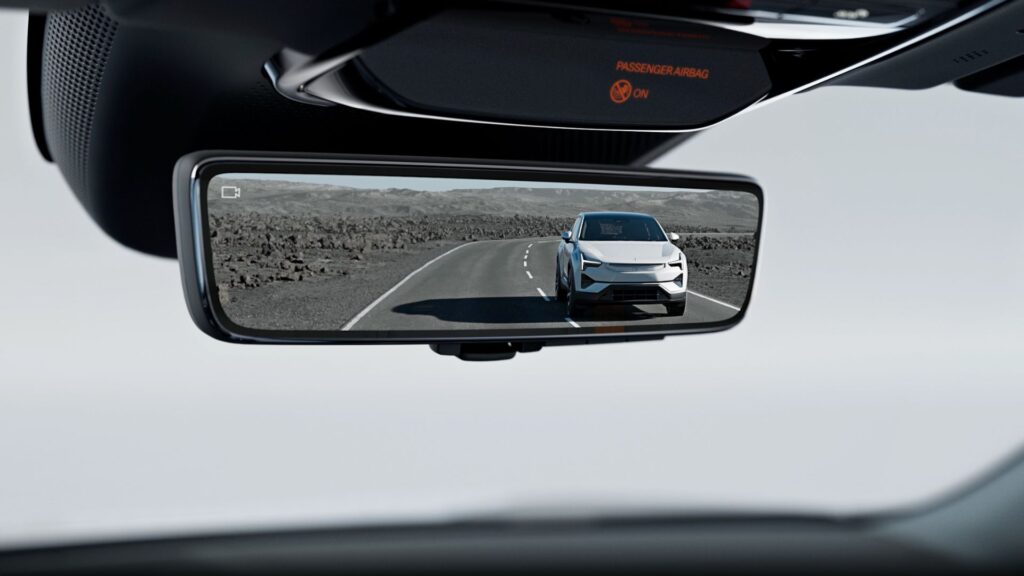 Le rétroviseur intérieur du Polestar 4 affiche ce que voit la caméra arrière // Source : Polestar