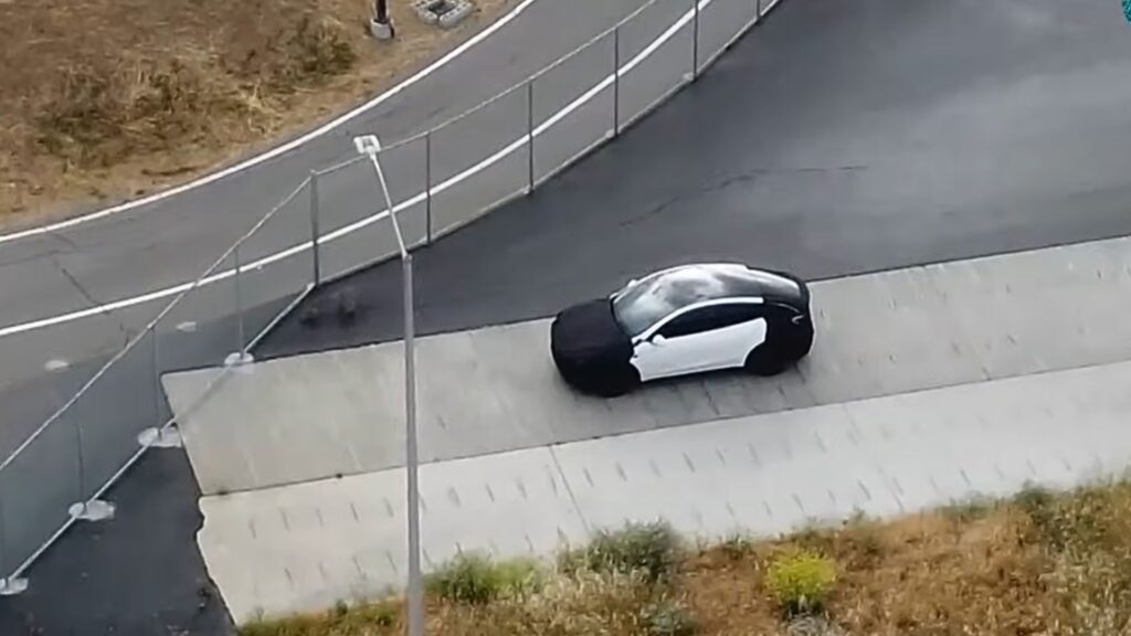 Un prototype de Tesla Model Y a été observé à la Gigafactory de Fremont // Source : Met God in Wilderness via YouTube
