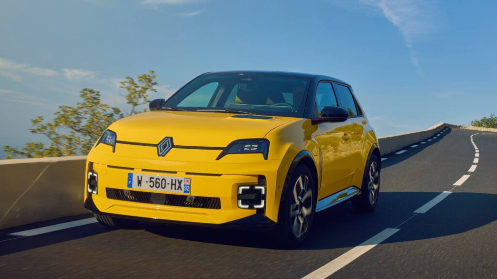 La Renault 5 E-Tech en Jaune Pop // Source : Renault La Renault 5 E-Tech en Jaune Pop // Source : Renault
