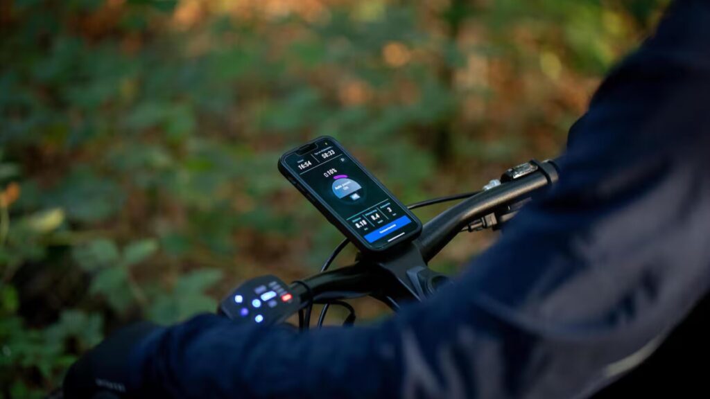 En plus de l'écran sur le guido, vous pourrer mettre un smartphone // Source : Décathlon En plus de l'écran sur le guido, vous pourrer mettre un smartphone // Source : Décathlon