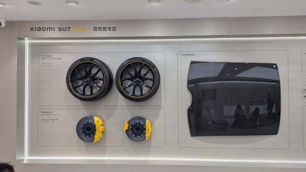 Accessoires hautes performances de la Xiaomi SU7 Ultra pour la piste // Source : Raphaelle Baut pour Numerama Accessoires hautes performances de la Xiaomi SU7 Ultra pour la piste // Source : Raphaelle Baut pour Numerama