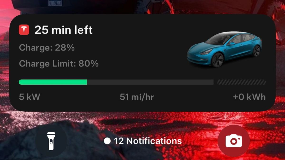La notification en direct sur la recharge Tesla sur iPhone // Source : Deandawiz via X