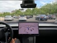 Tesla en conduite autonome FSD dans Paris // Source : capture vidéo Tesla